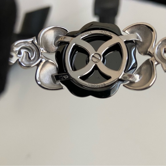 Chanel Fine Jewelry - Black Onyx & 18k White Gold Camellia Bangle Bracelet - Picture 2 of 6